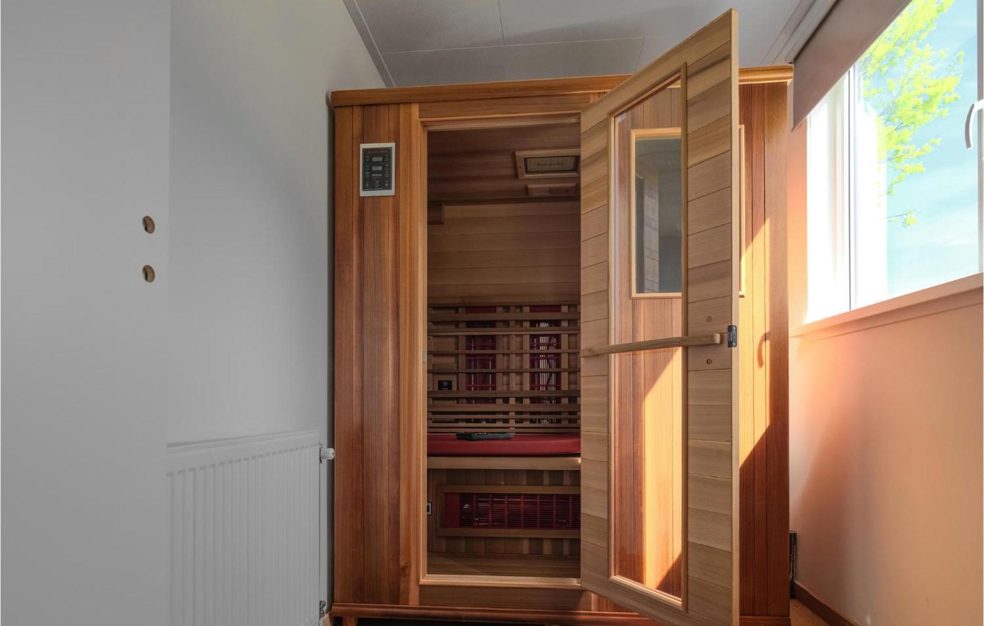 Nice Home In Heinkenszand With Sauna Exterior foto